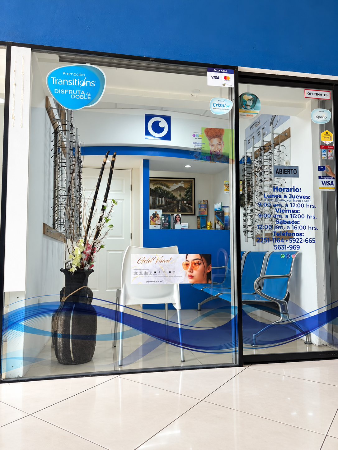 Entrada de ALVAREZ OPTICAL con recepción azul, sala de espera y colección de aros