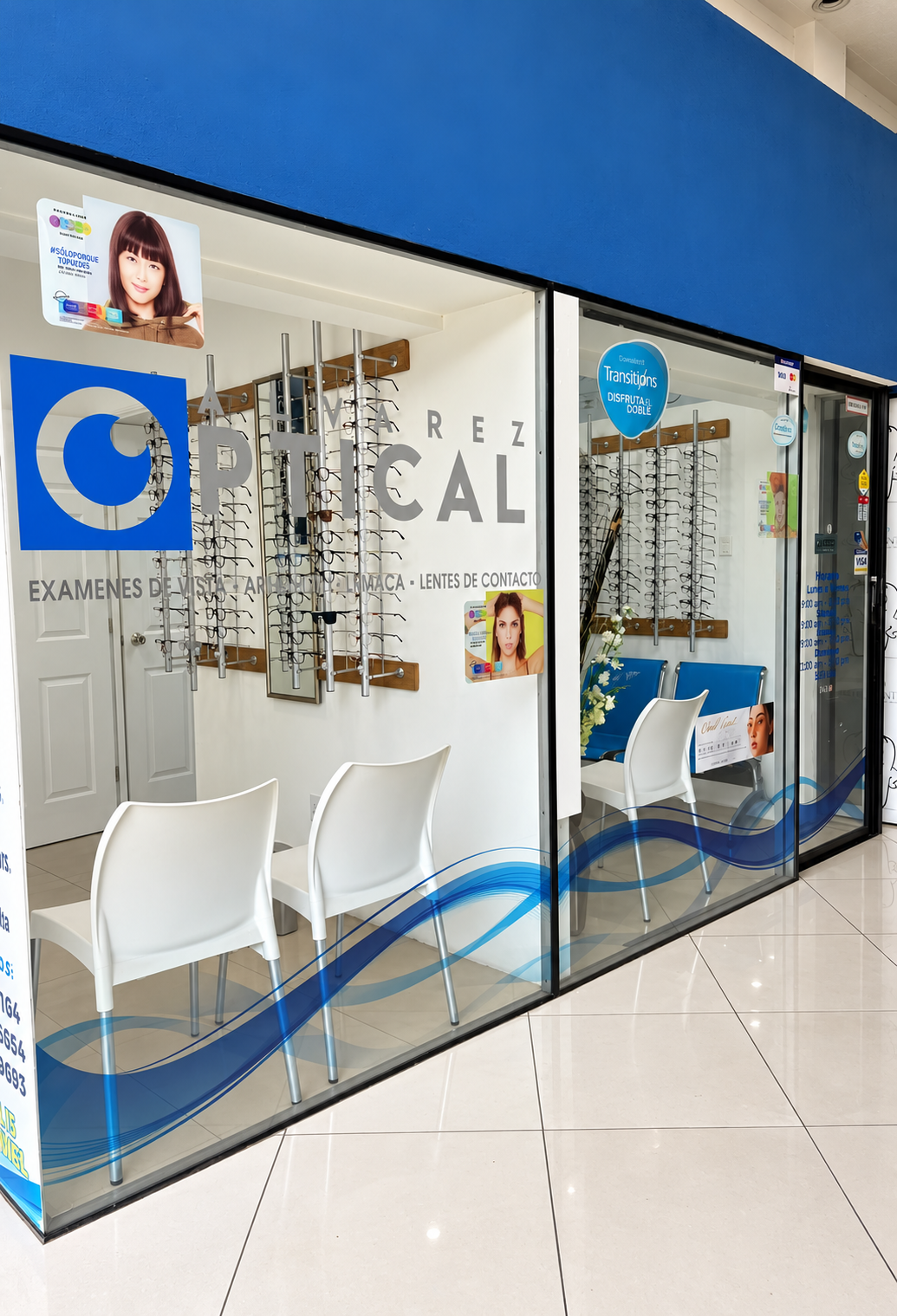 Fachada de vidrio de ALVAREZ OPTICAL con el logo de la óptica y exhibidores de aros